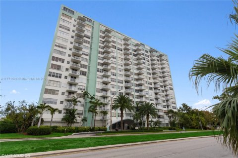Condo in North Miami, Florida, 1 bedroom № 1978509 - photo 1