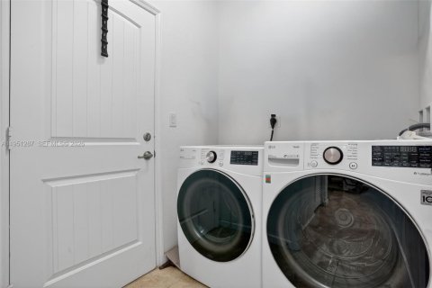 House in Homestead, Florida 3 bedrooms, 156.45 sq.m. № 2007274 - photo 19