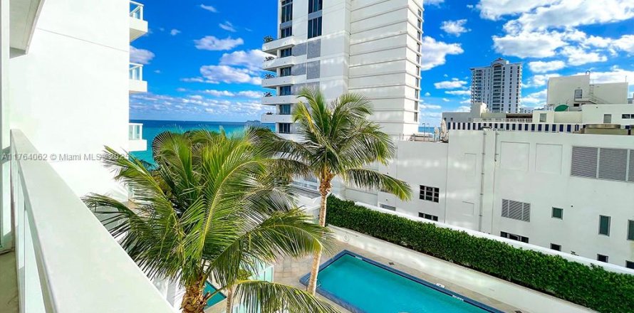 Estudio en el Condominio en Miami Beach, Florida  № 1939437