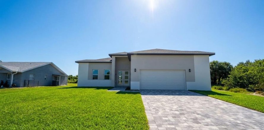 House in Port Charlotte, Florida 4 bedrooms, 182.37 sq.m. № 2220505