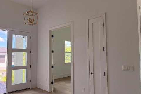 House in Port Charlotte, Florida 4 bedrooms, 182.37 sq.m. № 2220505 - photo 8