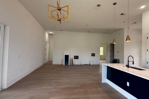 House in Port Charlotte, Florida 4 bedrooms, 182.37 sq.m. № 2220505 - photo 4
