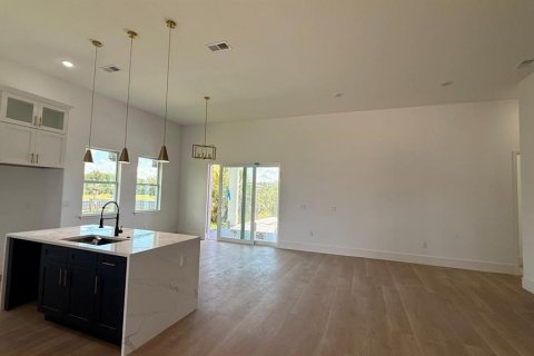 House in Port Charlotte, Florida 4 bedrooms, 182.37 sq.m. № 2220505 - photo 6