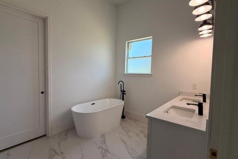 House in Port Charlotte, Florida 4 bedrooms, 182.37 sq.m. № 2220505 - photo 15