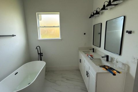 House in Port Charlotte, Florida 4 bedrooms, 182.37 sq.m. № 2220505 - photo 23