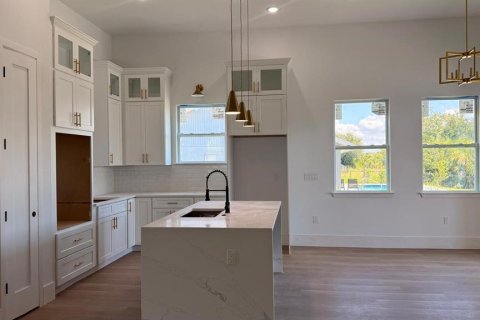 House in Port Charlotte, Florida 4 bedrooms, 182.37 sq.m. № 2220505 - photo 3