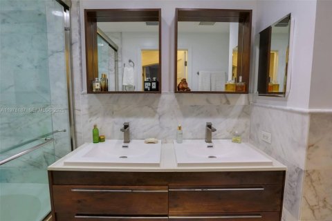 Купить таунхаус в Форт-Лодердейл, Флорида 1 спальня, 81.57м2, № 2066830 - фото 9