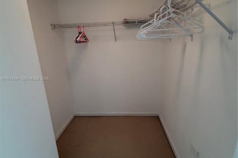 Condo in Aventura, Florida, 2 bedrooms  № 2001002 - photo 4