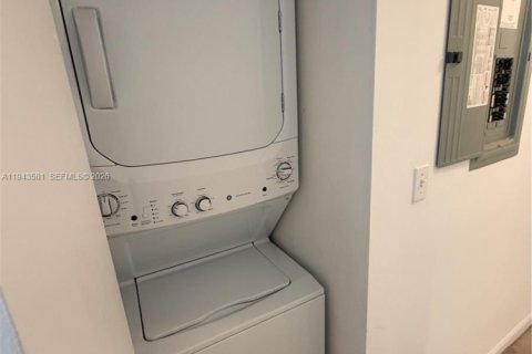 Condo in Aventura, Florida, 2 bedrooms  № 2001002 - photo 7