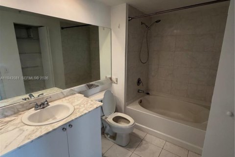 Condo in Aventura, Florida, 2 bedrooms  № 2001002 - photo 5
