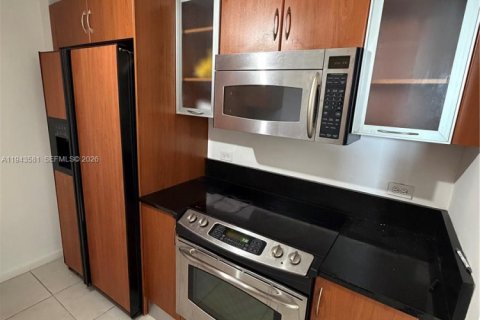 Condo in Aventura, Florida, 2 bedrooms  № 2001002 - photo 2