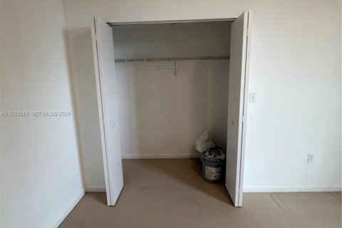 Condo in Aventura, Florida, 2 bedrooms  № 2001002 - photo 10