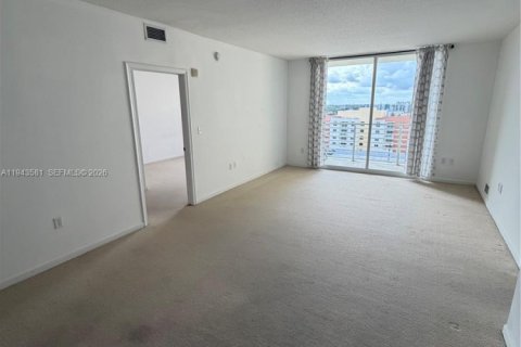 Condo in Aventura, Florida, 2 bedrooms  № 2001002 - photo 6