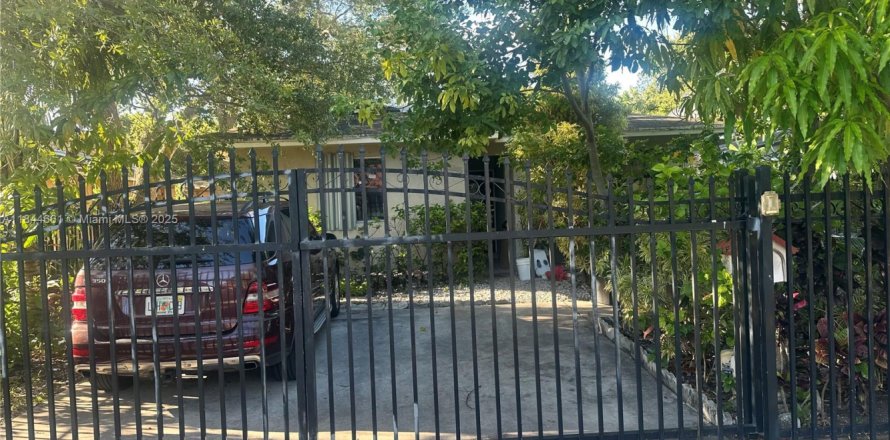 House in Miami, Florida 4 bedrooms, 127.83 sq.m. № 1845768