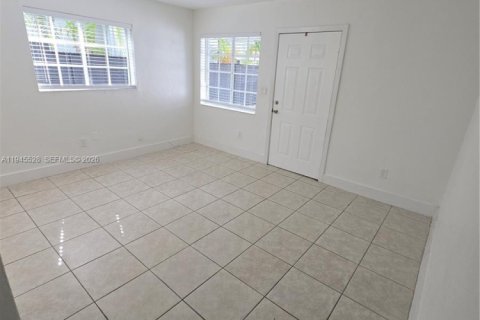 House in Miami, Florida 2 bedrooms, 78.97 sq.m. № 2002962 - photo 3