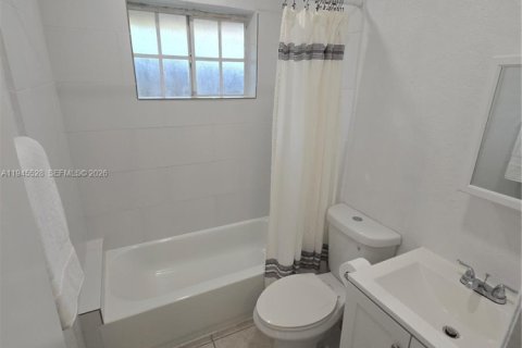 House in Miami, Florida 2 bedrooms, 78.97 sq.m. № 2002962 - photo 8