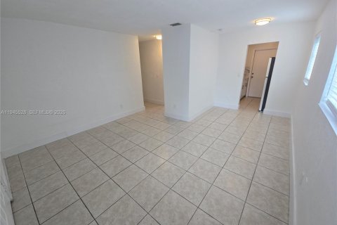 House in Miami, Florida 2 bedrooms, 78.97 sq.m. № 2002962 - photo 2