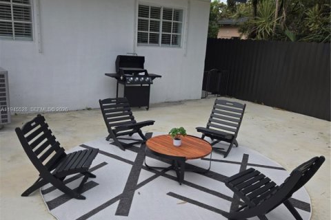 House in Miami, Florida 2 bedrooms, 78.97 sq.m. № 2002962 - photo 10