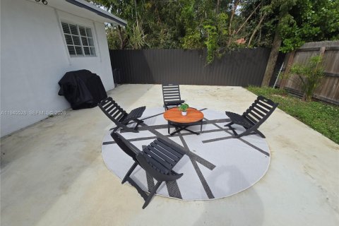 House in Miami, Florida 2 bedrooms, 78.97 sq.m. № 2002962 - photo 12