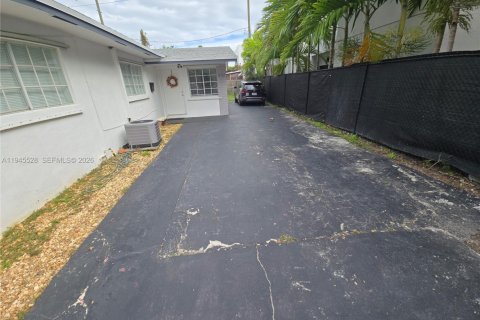 House in Miami, Florida 2 bedrooms, 78.97 sq.m. № 2002962