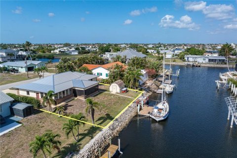 House in Punta Gorda, Florida 3 bedrooms, 152.73 sq.m. № 1732369 - photo 9
