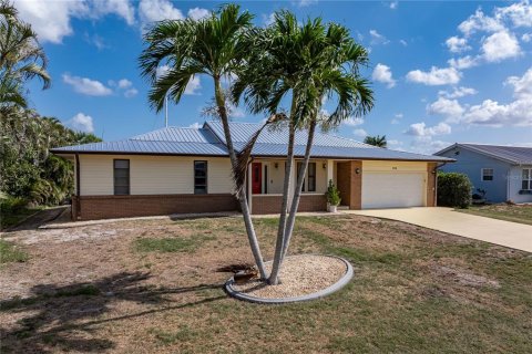 House in Punta Gorda, Florida 3 bedrooms, 152.73 sq.m. № 1732369 - photo 15