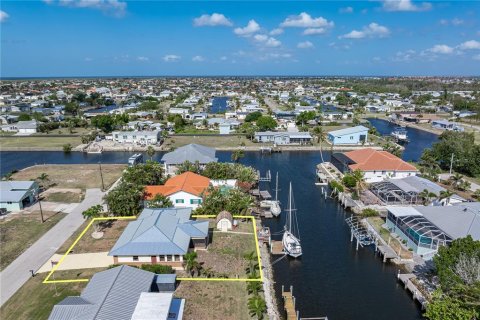 House in Punta Gorda, Florida 3 bedrooms, 152.73 sq.m. № 1732369 - photo 11
