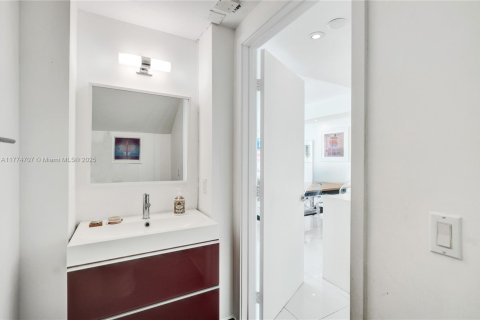 Condo in North Bay Village, Florida, 2 bedrooms  № 1709329 - photo 15