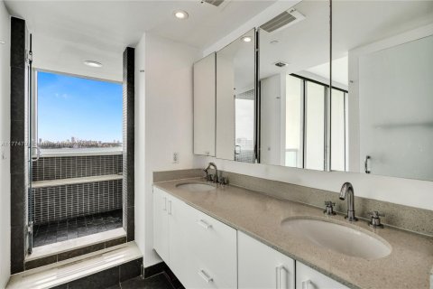 Condo in North Bay Village, Florida, 2 bedrooms  № 1709329 - photo 28