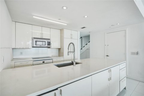Condo in North Bay Village, Florida, 2 bedrooms  № 1709329 - photo 13