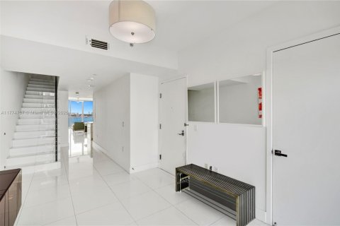 Condo in North Bay Village, Florida, 2 bedrooms  № 1709329 - photo 20
