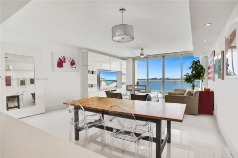 Condo in North Bay Village, Florida, 2 bedrooms  № 1709329 - photo 4