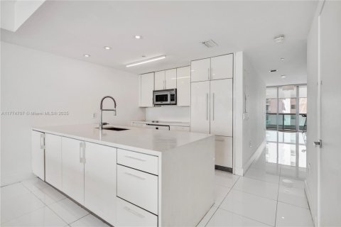 Condo in North Bay Village, Florida, 2 bedrooms  № 1709329 - photo 14