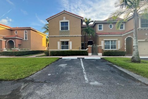 Townhouse in Miami Lakes, Florida 4 bedrooms, 143.63 sq.m. № 1972137 - photo 1