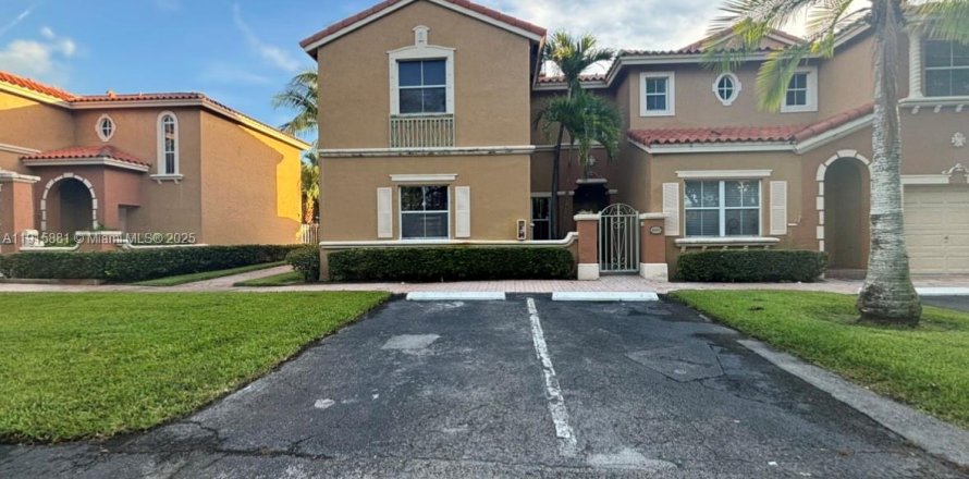 Townhouse in Miami Lakes, Florida 4 bedrooms, 143.63 sq.m. № 1972137