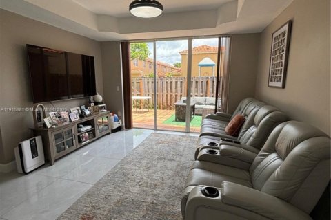 Townhouse in Miami Lakes, Florida 4 bedrooms, 143.63 sq.m. № 1972137 - photo 2