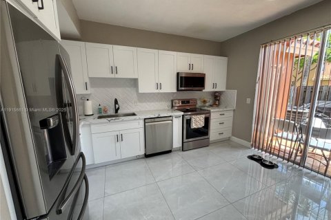 Townhouse in Miami Lakes, Florida 4 bedrooms, 143.63 sq.m. № 1972137 - photo 6