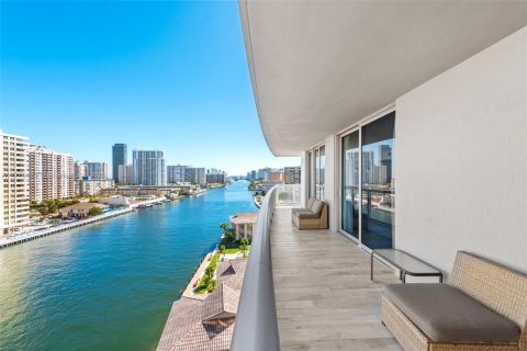 Copropriété à vendre à Hallandale Beach, Floride: 3 chambres, 161.37 m2 № 1698037 - photo 1