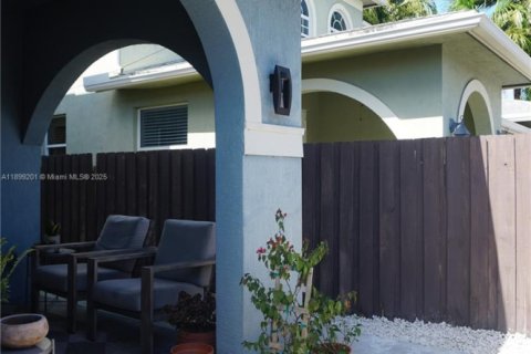 Casa en venta en Fort Lauderdale, Florida, 3 dormitorios, 226.59 m2 № 1950776 - foto 2