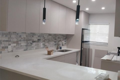 Condo in Dania Beach, Florida, 2 bedrooms  № 1974483 - photo 6