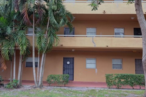 Condo in Dania Beach, Florida, 2 bedrooms  № 1974483 - photo 1