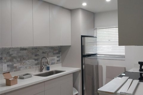Condo in Dania Beach, Florida, 2 bedrooms  № 1974483 - photo 7