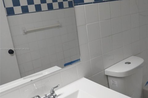 Condo in Dania Beach, Florida, 2 bedrooms  № 1974483 - photo 11