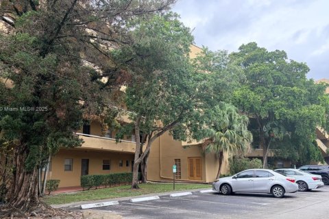 Condo in Dania Beach, Florida, 2 bedrooms  № 1974483 - photo 4