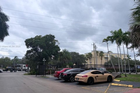 Condo in Dania Beach, Florida, 2 bedrooms  № 1974483 - photo 3