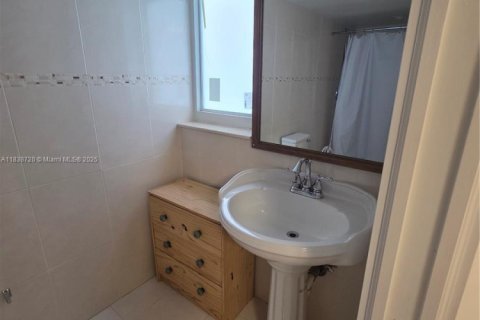 Condo in Hallandale Beach, Florida, 2 bedrooms  № 1825475 - photo 12
