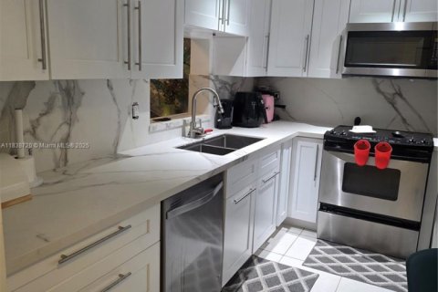 Condo in Hallandale Beach, Florida, 2 bedrooms  № 1825475 - photo 3