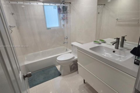 Condo in Hallandale Beach, Florida, 2 bedrooms  № 1825475 - photo 13