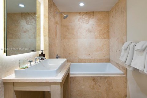 Copropriété à louer à Miami Beach, Floride: 3 chambres, 194.35 m2 № 2018707 - photo 17