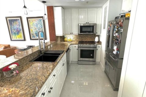 Condo in Miami, Florida, 1 bedroom  № 1696627 - photo 3